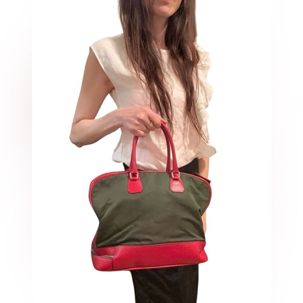 Auth Prada red leather and green nylon hand bag - Picture 2 of 16